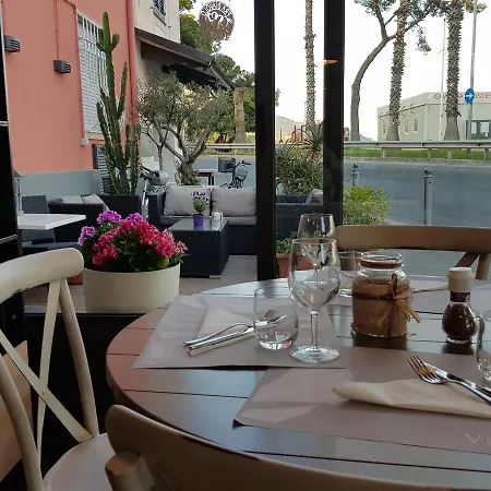 Vela Bianca H & R 迪亚诺马里纳